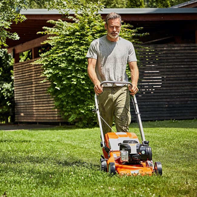 Tondeuse thermique STIHL Rm248t , 139 cm³, l.46 cm